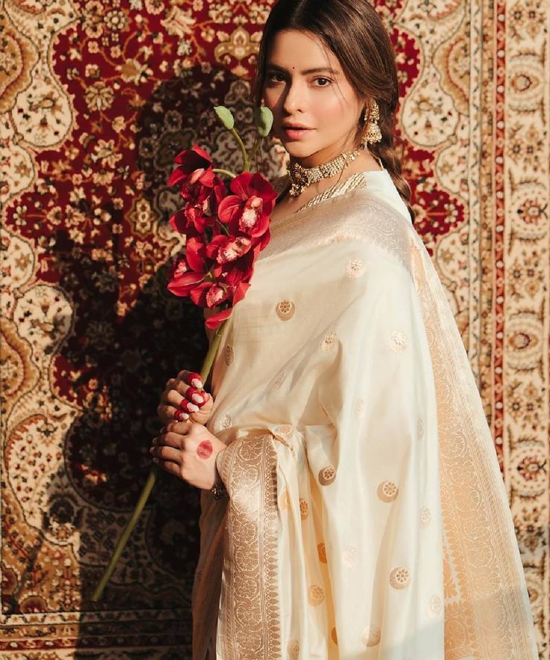 White silk blend banarasi saree with unstitched blouse piece