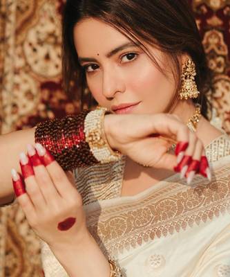 White silk blend banarasi saree with unstitched blouse piece 3