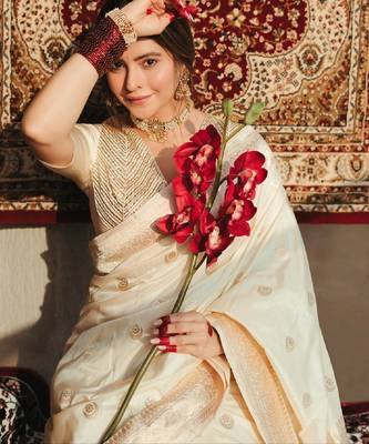 White silk blend banarasi saree with unstitched blouse piece 5