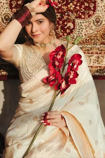 White silk blend banarasi saree with unstitched blouse piece
