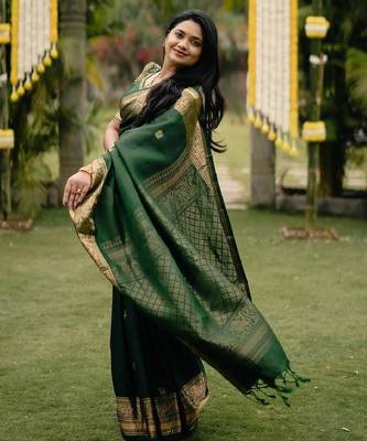 Green silk blend banarasi saree with unstitched blouse piece 3