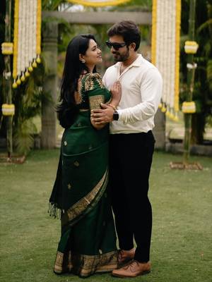 Green silk blend banarasi saree with unstitched blouse piece 5