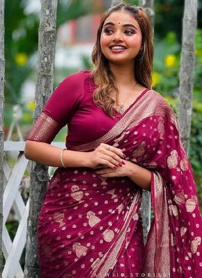 Dark pink silk blend banarasi saree with unstitched blouse piece 2