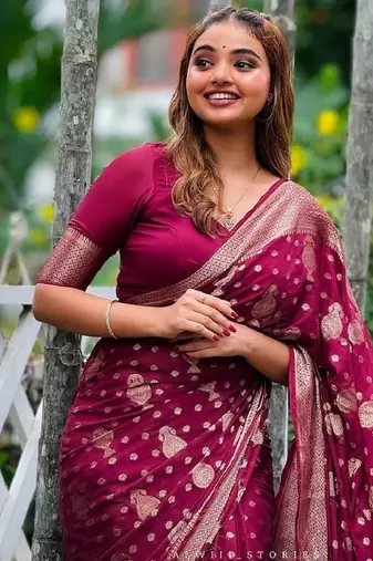Dark pink silk blend banarasi saree with unstitched blouse piece