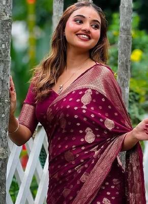 Dark pink silk blend banarasi saree with unstitched blouse piece 3