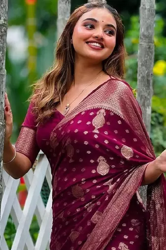 Dark pink silk blend banarasi saree with unstitched blouse piece