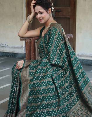 Green silk blend banarasi saree with unstitched blouse piece 3
