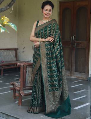 Green silk blend banarasi saree with unstitched blouse piece 4