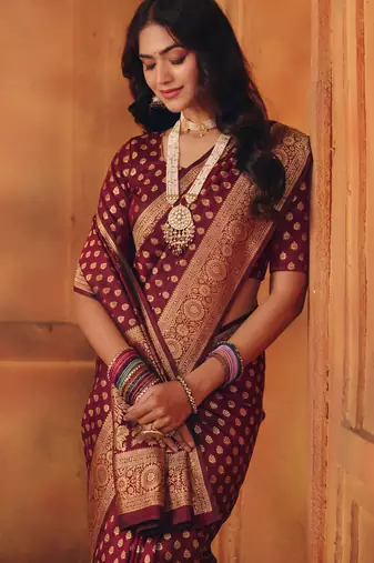 Mjaroon silk blend banarasi saree with unstitched blouse piece