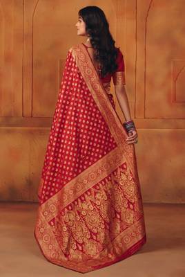 Red silk blend banarasi saree with unstitched blouse piece 4