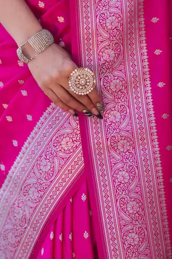 Pink silk blend banarasi saree with unstitched blouse piece