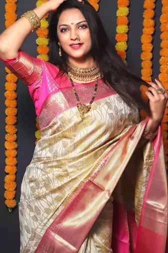 Off white silk blend banarasi saree with unstitched blouse piece
