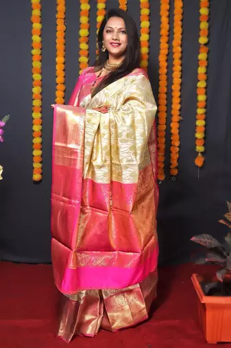 Off white silk blend banarasi saree with unstitched blouse piece