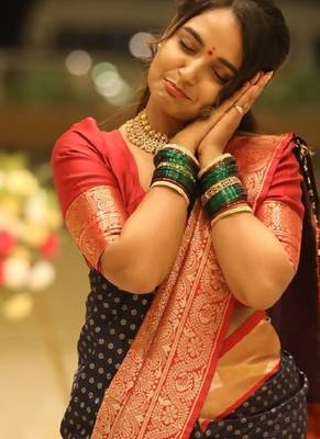 Black silk blend banarasi saree with unstitched blouse piece 3