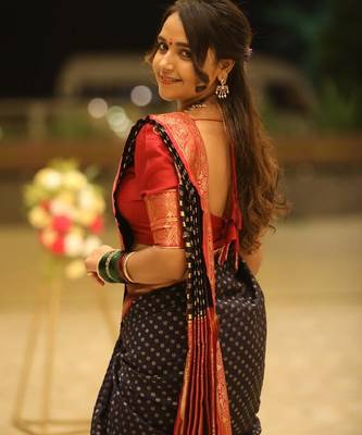 Black silk blend banarasi saree with unstitched blouse piece 4