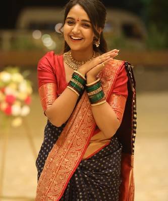 Black silk blend banarasi saree with unstitched blouse piece 5