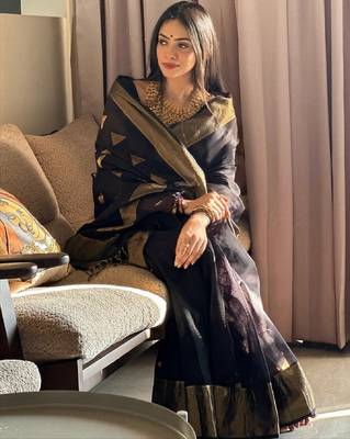 Black silk blend banarasi saree with unstitched blouse piece 3