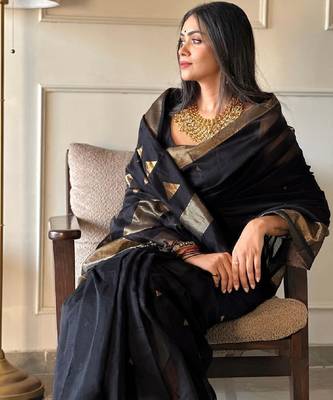 Black silk blend banarasi saree with unstitched blouse piece 4