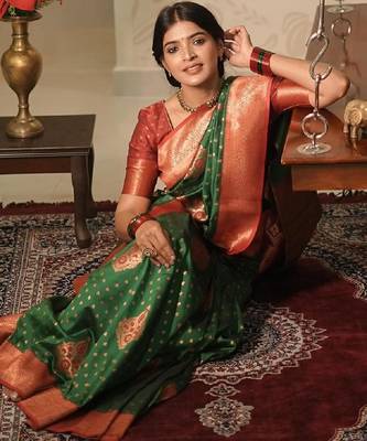 Green silk blend banarasi saree with unstitched blouse piece 5