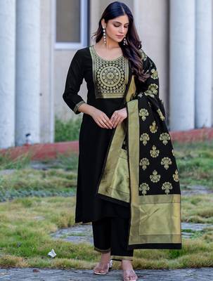 Black cotton blend jacquard kurta set with dupatta for women 3