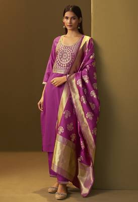 Women's festive pink cotton blend jacquard straight kurta with solid pant and silk jacquard dupatta set 4
