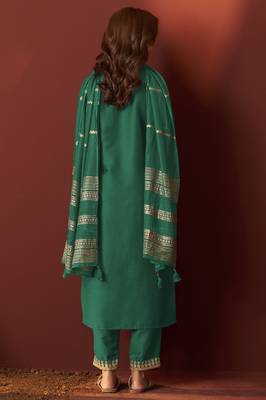 Green chinnon embroidered kurta set with dupatta 2