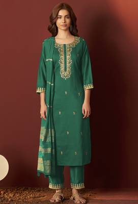 Green chinnon embroidered kurta set with dupatta 3