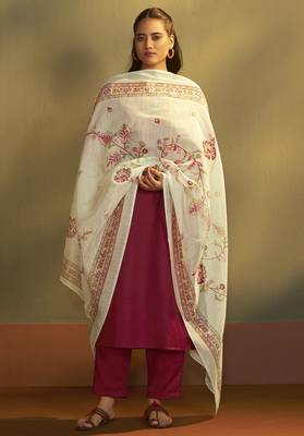 Women rust cotton calf-length kurta with pant & cream chanderi printed dupatta 3
