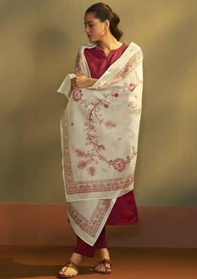 Women rust cotton calf-length kurta with pant & cream chanderi printed dupatta 4
