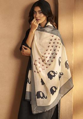 Women black cotton calf-length kurta with pant & cream chanderi printed dupatta 3