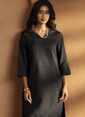 Women black cotton calf-length kurta with pant & cream chanderi printed dupatta 4