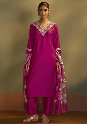 Women pink cotton blend embroidered straight kurta with pant & organza jacquard printed dupatta 2