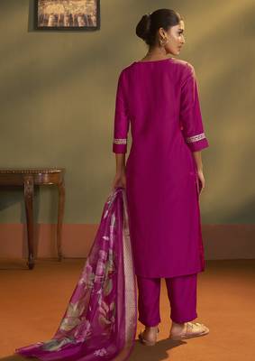 Women pink cotton blend embroidered straight kurta with pant & organza jacquard printed dupatta 3