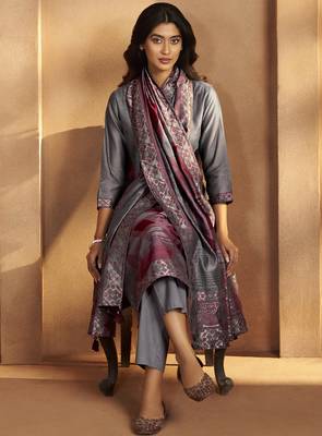 Grey jacquard art silk fla grey kurta set with cotton bottom & silk blend dupatta 4