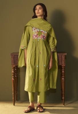 Women's green pure cotton embroidered kurta set with dupatta 1