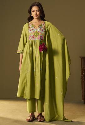 Women's green pure cotton embroidered kurta set with dupatta 2