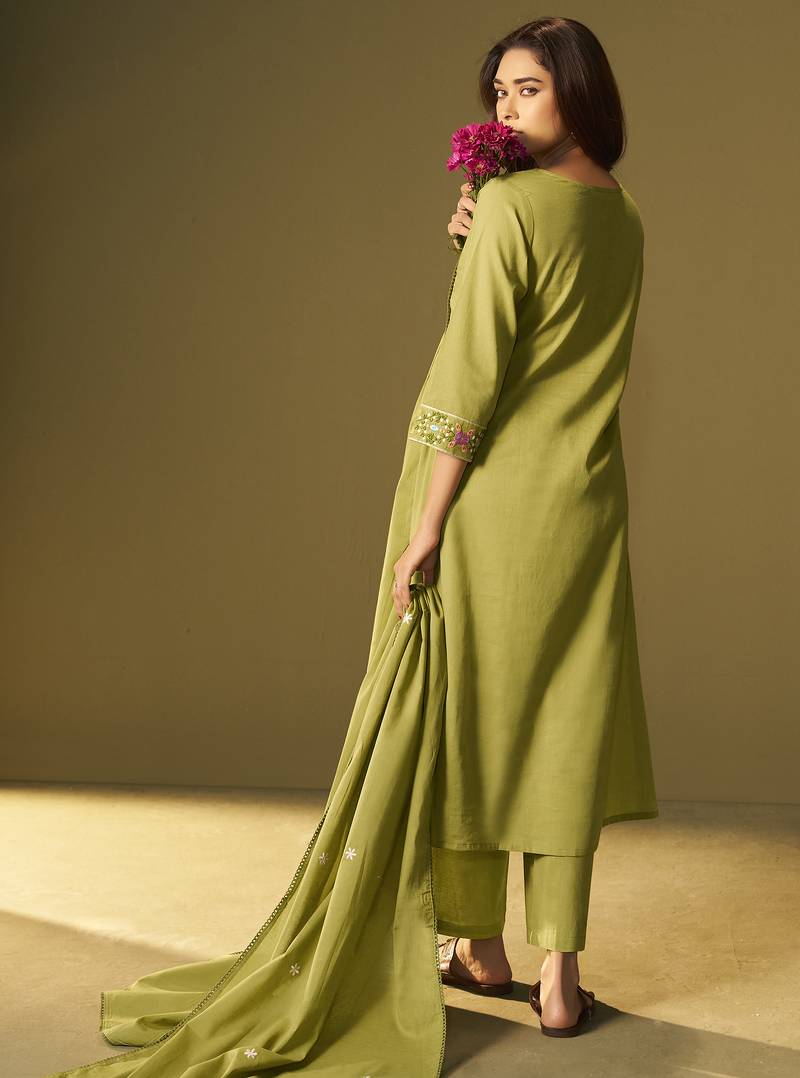 Women's green pure cotton embroidered kurta set with dupatta