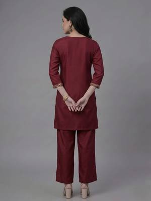 Maroon embroidered rayon kurta set 2
