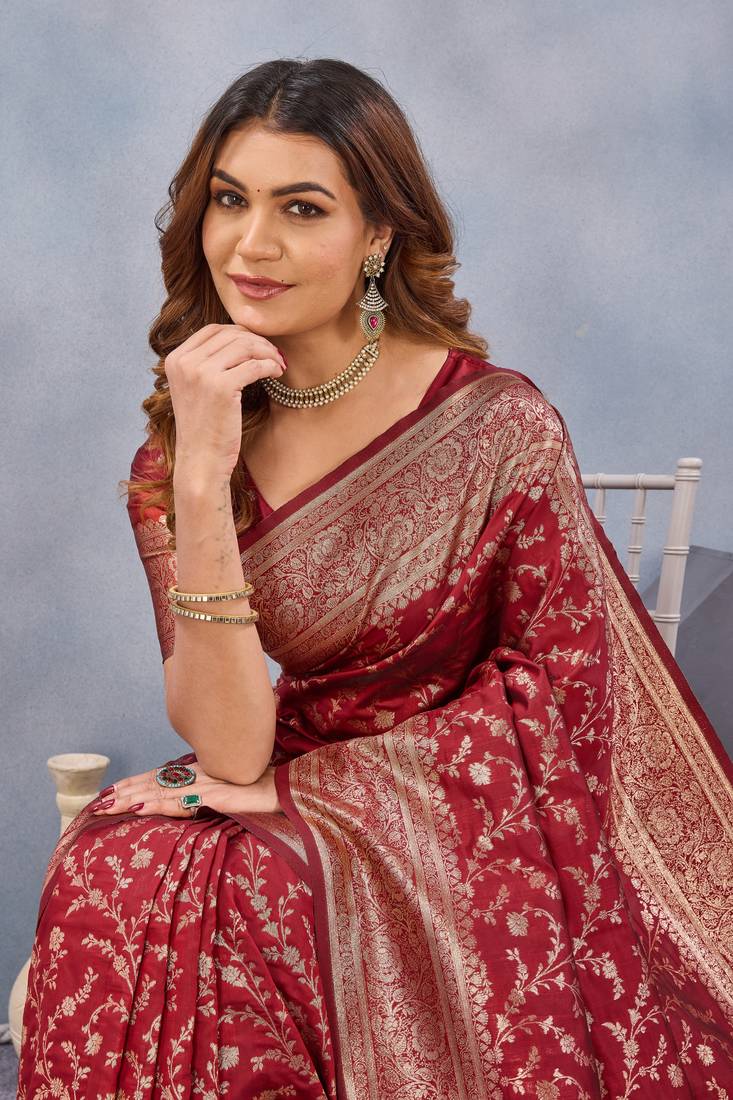 Red silk blend banarasi saree with unstitched blouse piece