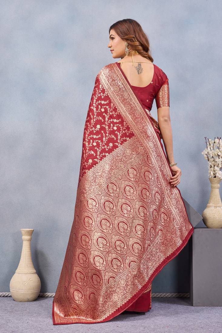 Red silk blend banarasi saree with unstitched blouse piece
