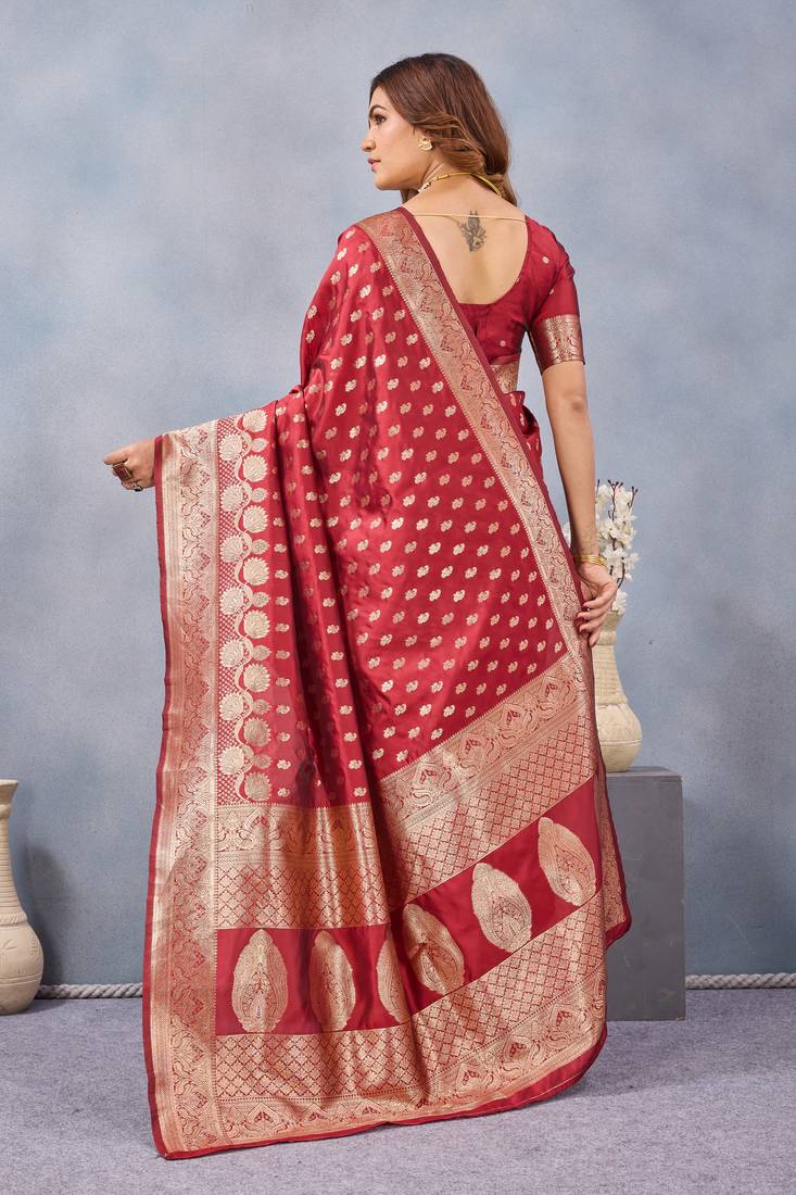Red silk blend banarasi saree with unstitched blouse piece