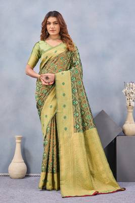 Light green silk blend banarasi saree with unstitched blouse piece 3