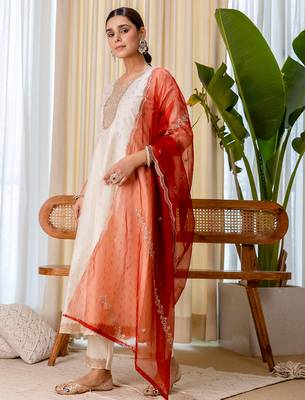 Floral embroidered chanderi silk blend v neck kurta trouser & dupatta set 2