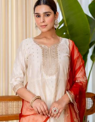 Floral embroidered chanderi silk blend v neck kurta trouser & dupatta set 3