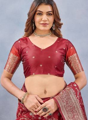 Red silk blend banarasi saree with unstitched blouse piece 7