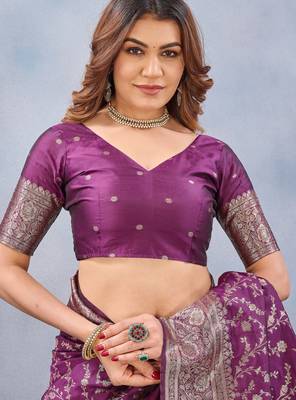 Wine silk blend banarasi saree with unstitched blouse piece 7