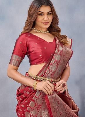 Red silk blend banarasi saree with unstitched blouse piece 6