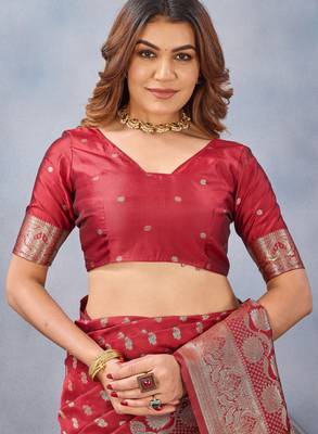 Red silk blend banarasi saree with unstitched blouse piece 7
