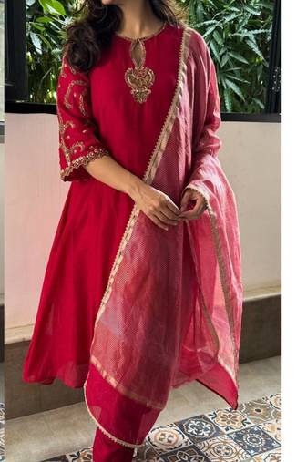 Women rani pink sequinned embroidered pv chanderi kurta pant dupatta set