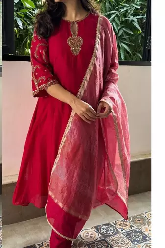 Women rani pink sequinned embroidered pv chanderi kurta pant dupatta set